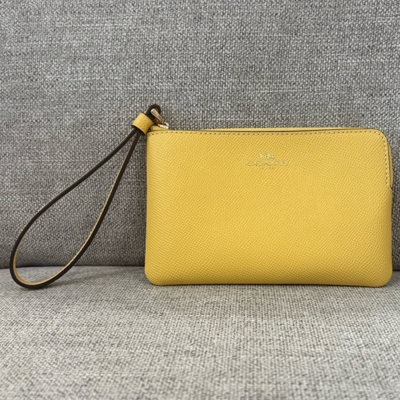 Coach Corner Zip Wristlet In Yellow CV396 - Picture 2 of 6